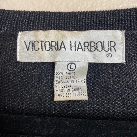 Victoria Harbour V-Neck Kitty Kat Sweater - Picture 4 of 5